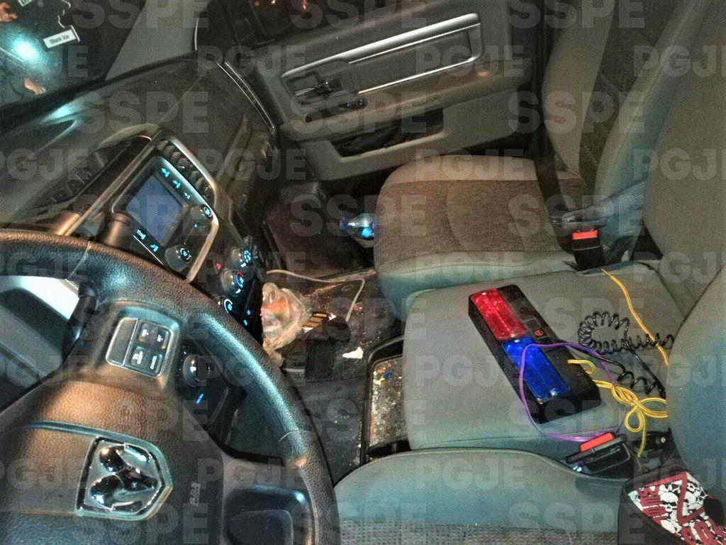 Localizan una camioneta con cartuchos de arma de fuego percutidos, pasamontañas y luces tipo estrobo en color azul y&nbsp;rojo