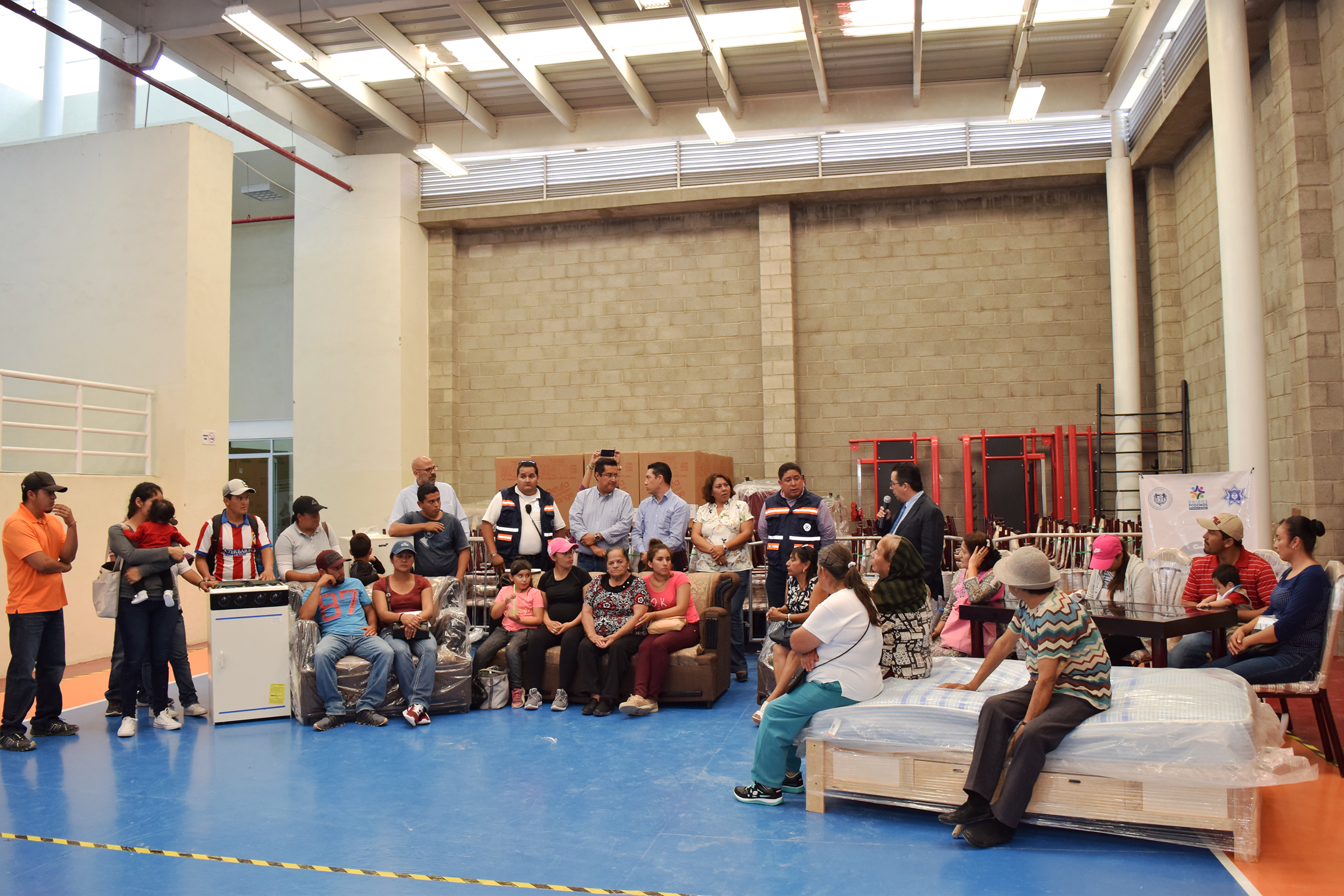 entrega de apoyo a afectados por lluvia 4.jpg