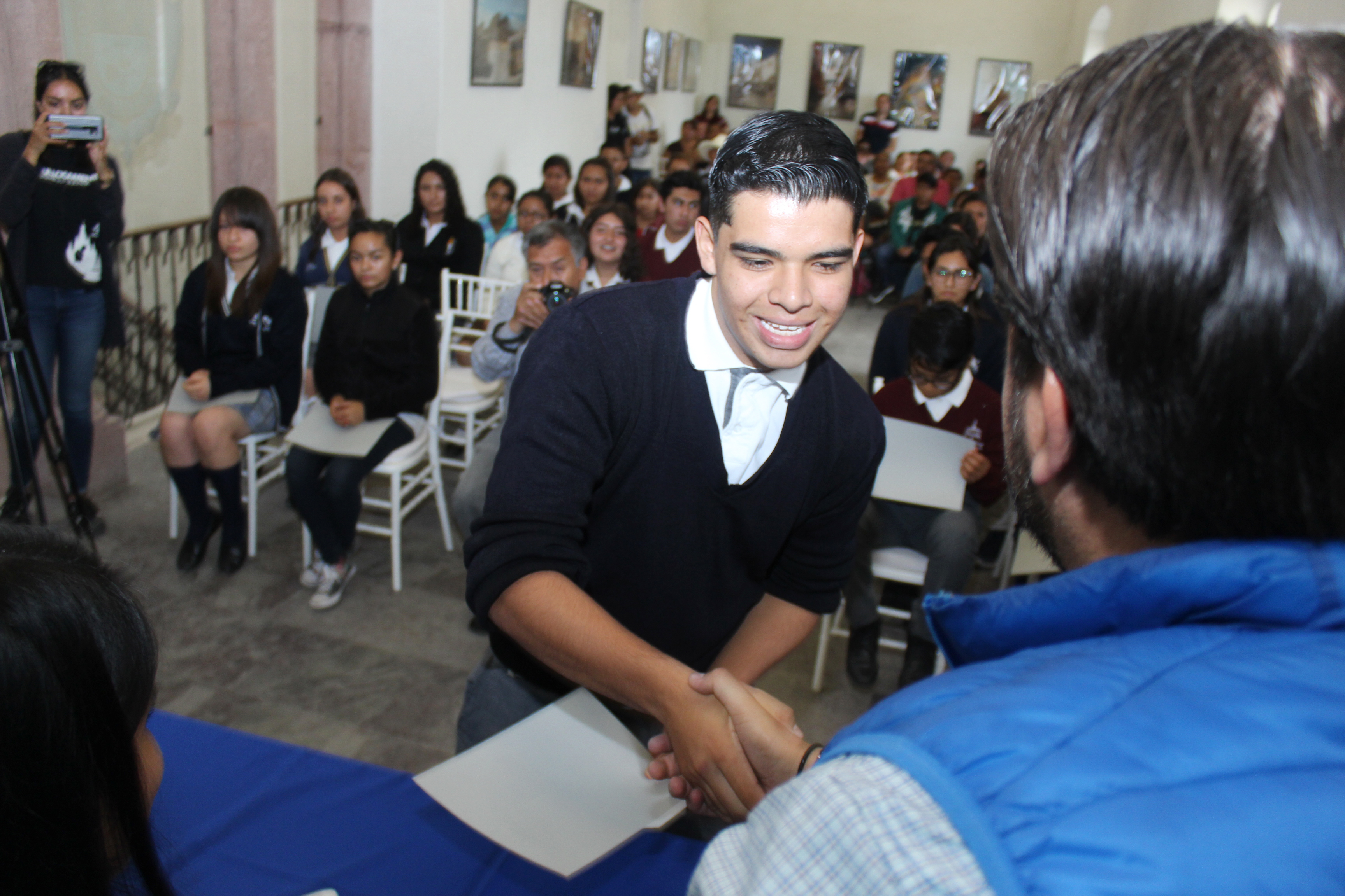 entrega de becas 4.jpg