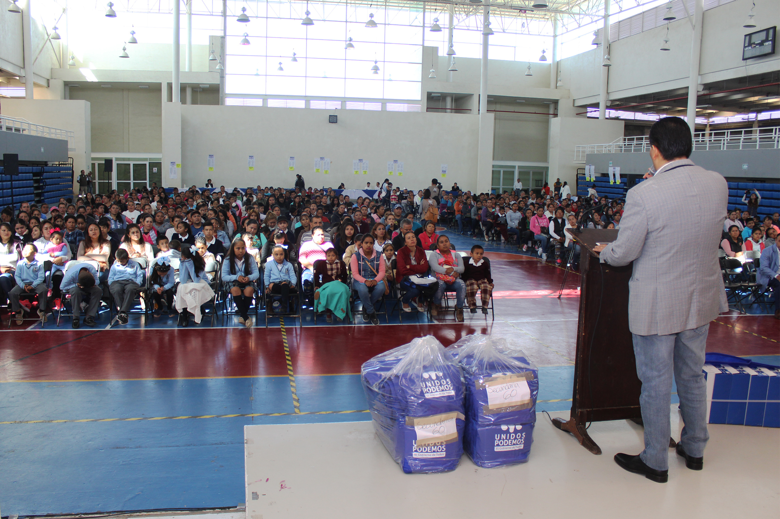 entrega de zapatos y utiles 2018 5.jpg