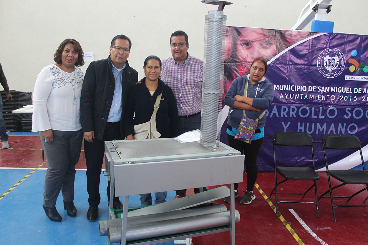 entrega de fogones y arboles 6.jpg