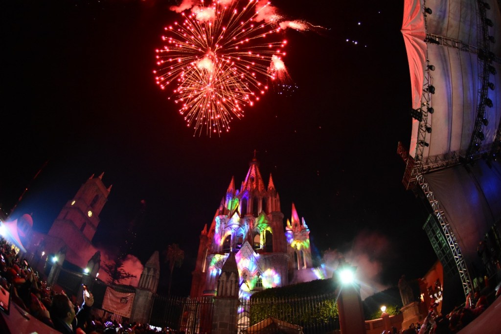 MÁS DE 30 MIL PERSONAS RECIBEN EL AÑO NUEVO EN&nbsp;SMA